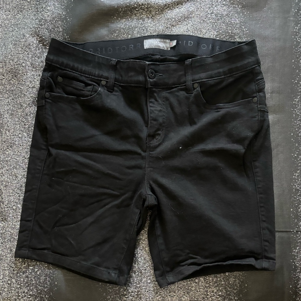 EUC Torrid Bombshell Premium Denim Bermuda Short Sz 14